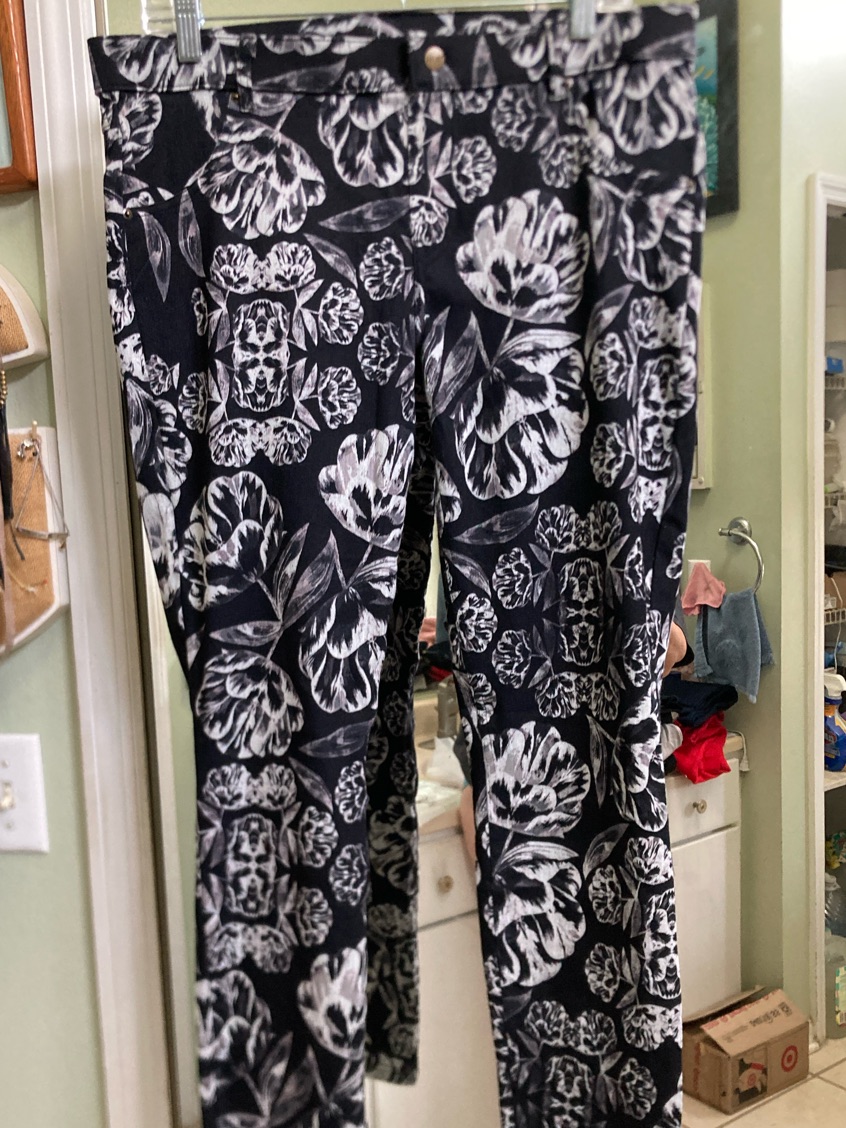 Hue Black And White Floral Leggings